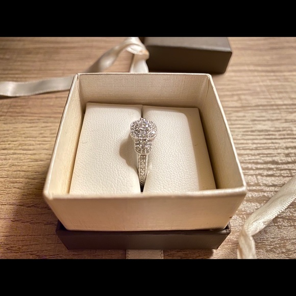 ENGAGMENT RING - Picture 5 of 9